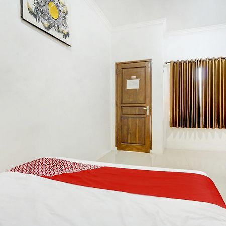 Super Oyo 3702 Homestay Bougenville Syariah Lamongan Экстерьер фото