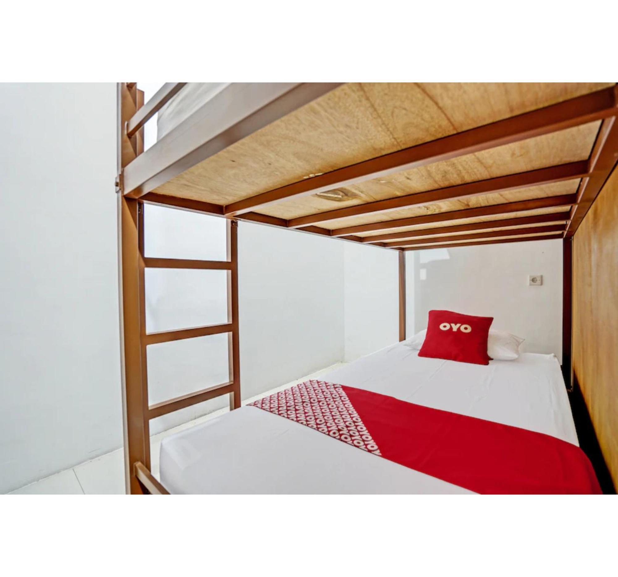 Super Oyo 3702 Homestay Bougenville Syariah Lamongan Экстерьер фото
