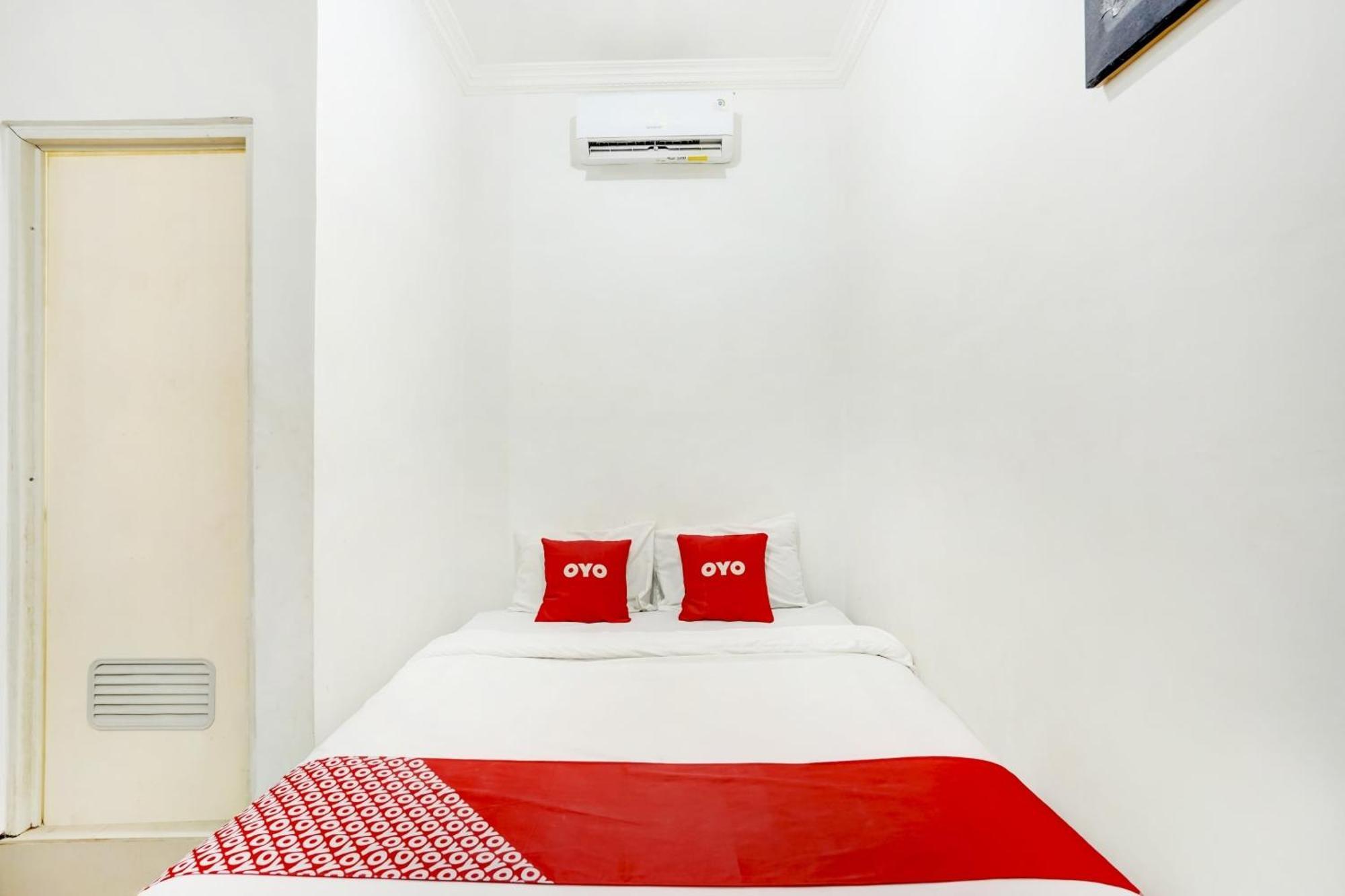 Super Oyo 3702 Homestay Bougenville Syariah Lamongan Экстерьер фото