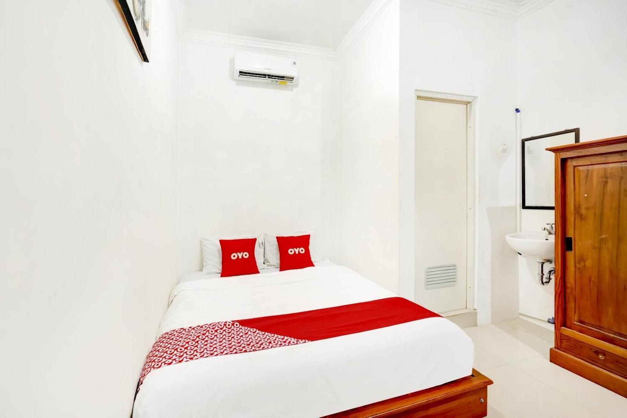 Super Oyo 3702 Homestay Bougenville Syariah Lamongan Экстерьер фото
