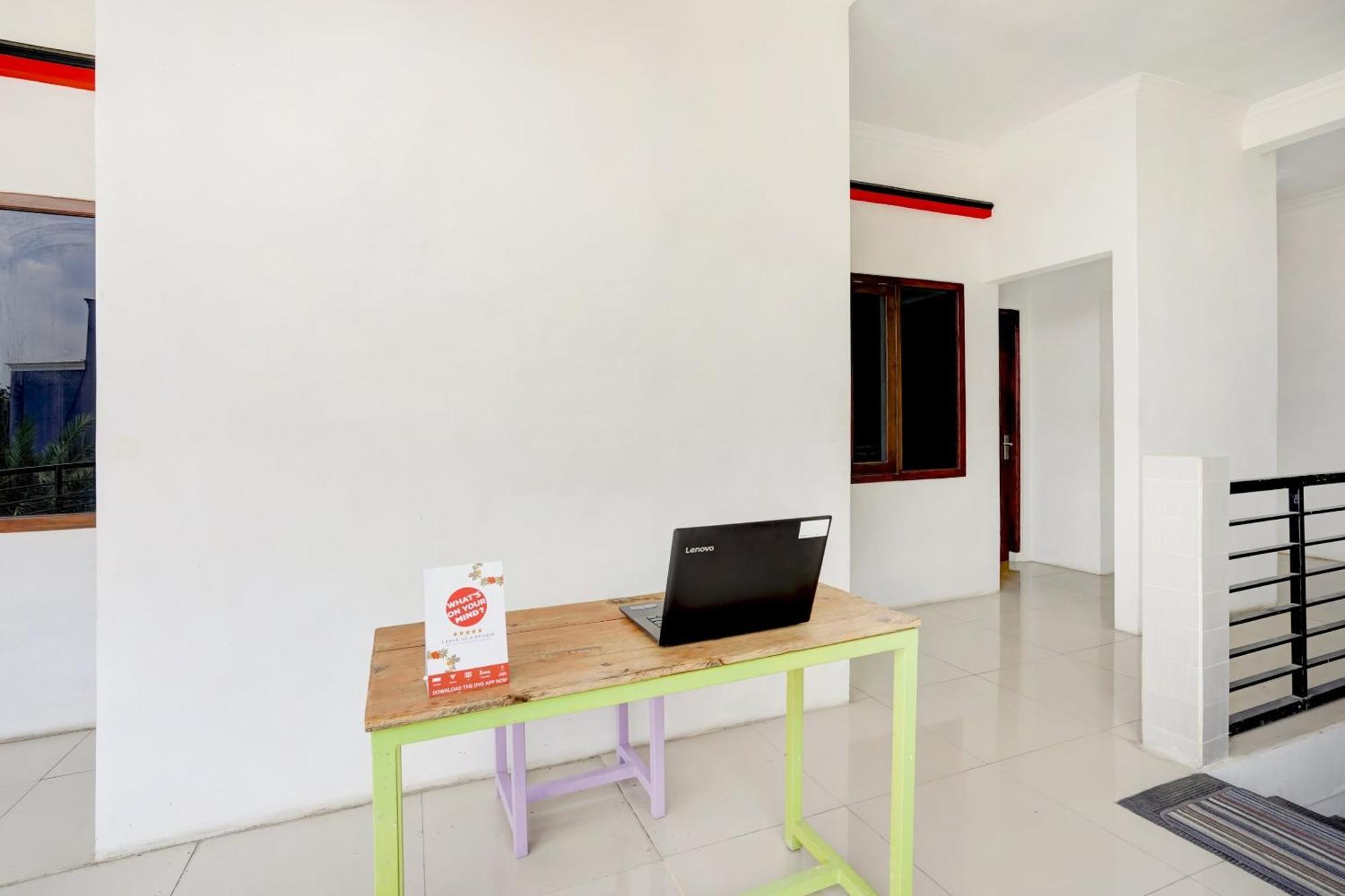 Super Oyo 3702 Homestay Bougenville Syariah Lamongan Экстерьер фото