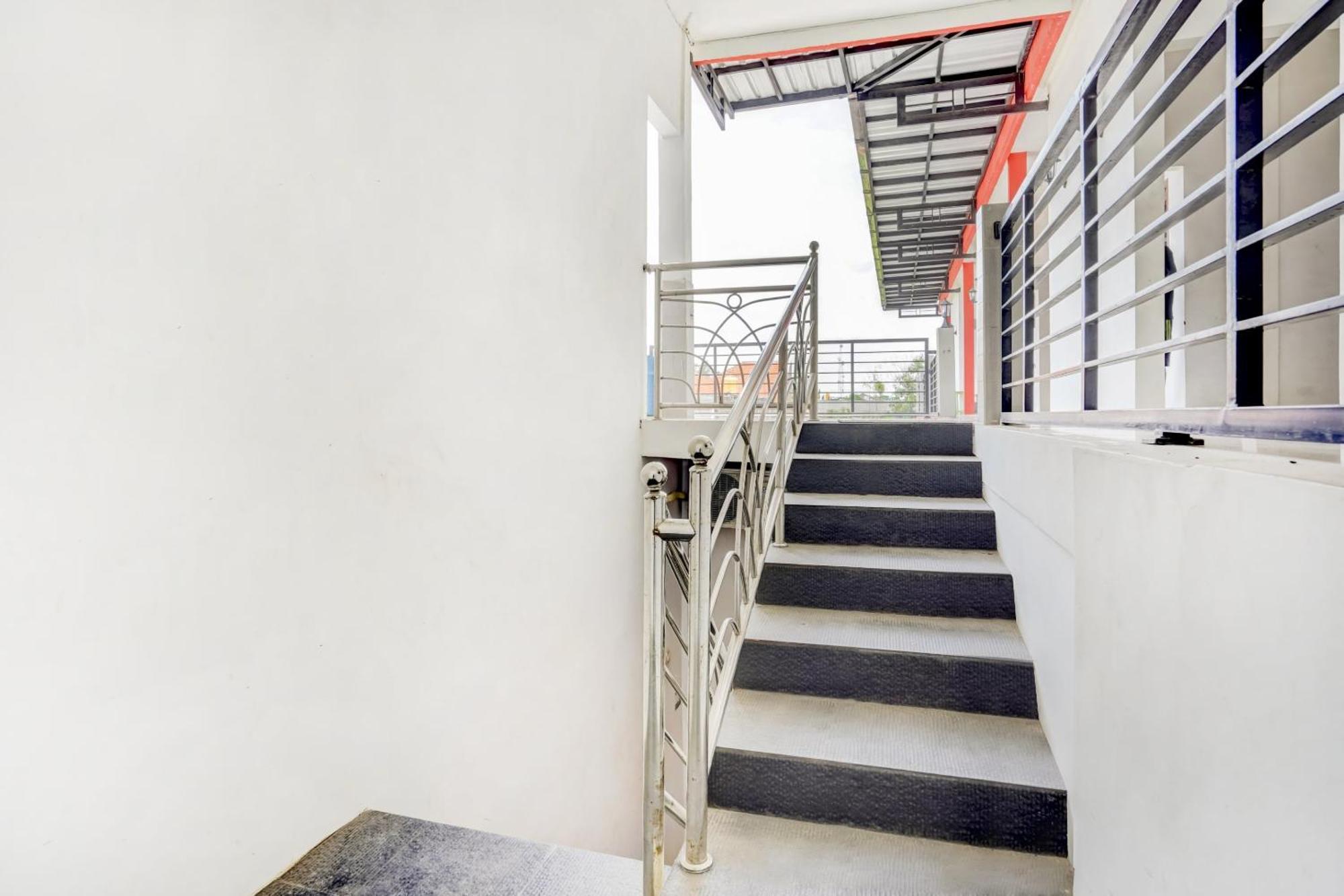 Super Oyo 3702 Homestay Bougenville Syariah Lamongan Экстерьер фото