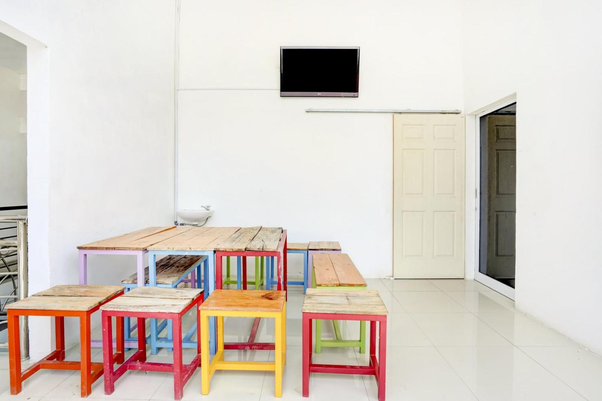 Super Oyo 3702 Homestay Bougenville Syariah Lamongan Экстерьер фото