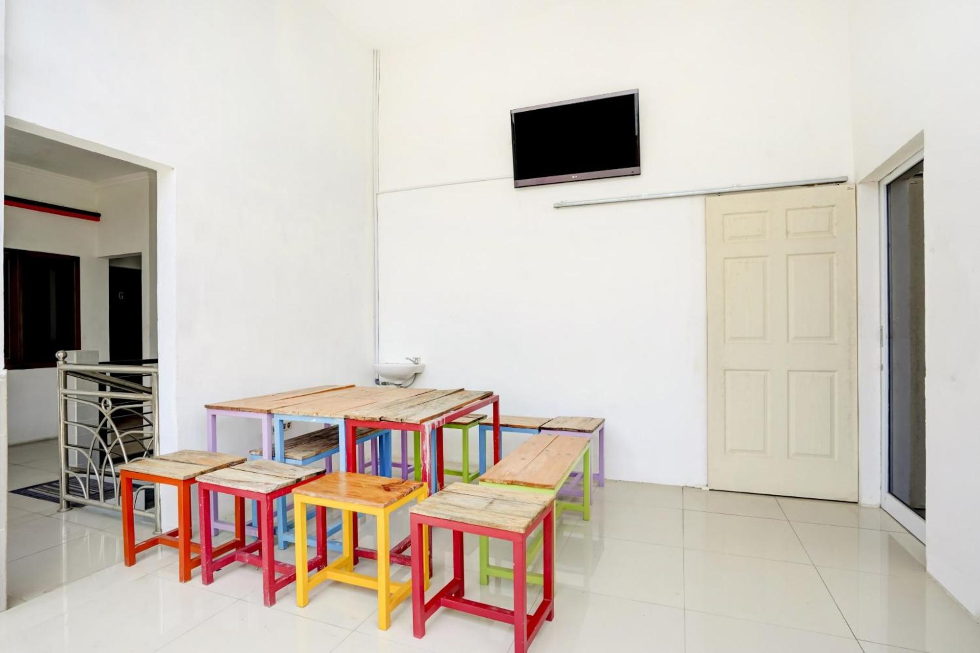 Super Oyo 3702 Homestay Bougenville Syariah Lamongan Экстерьер фото