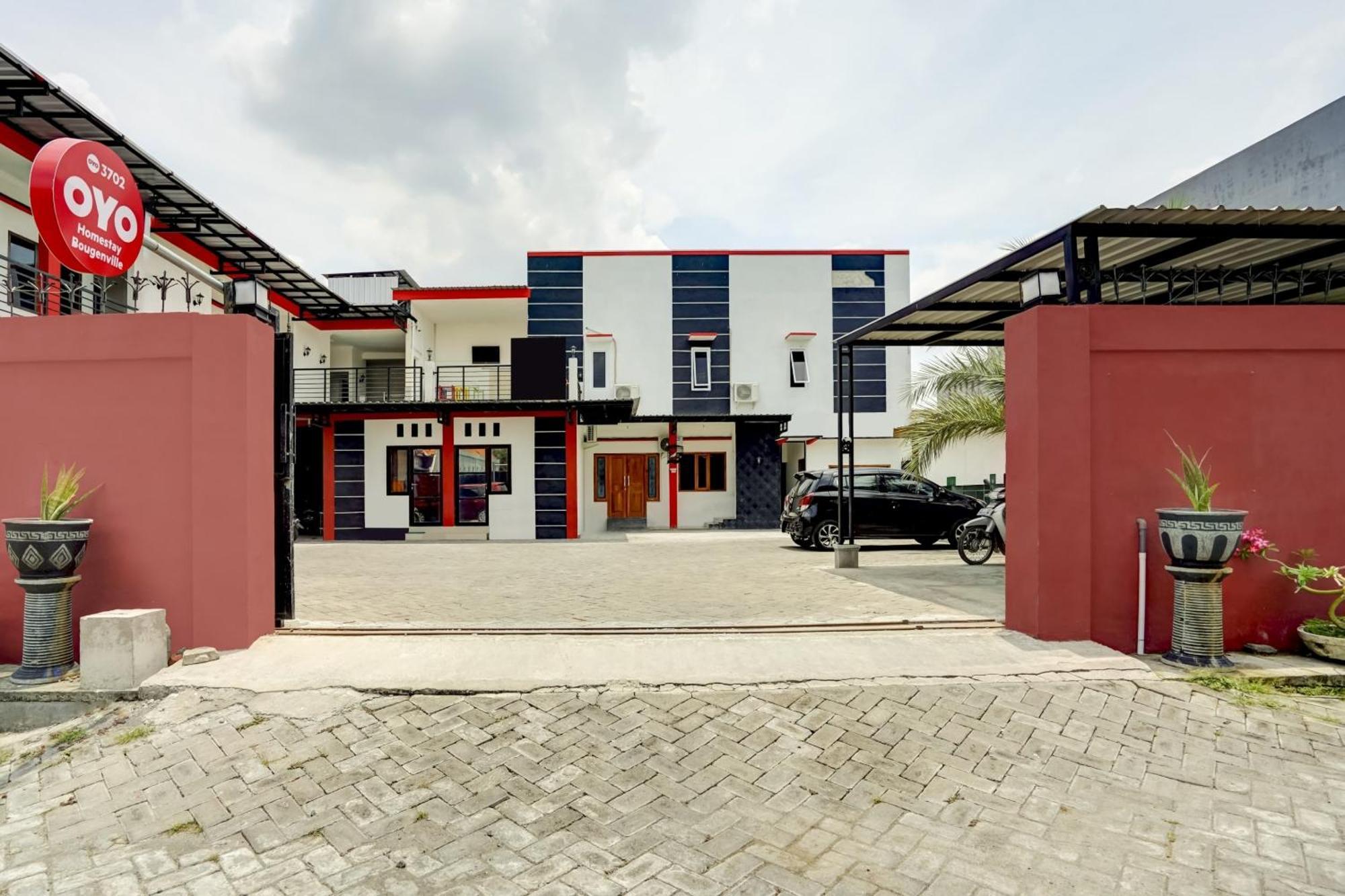 Super Oyo 3702 Homestay Bougenville Syariah Lamongan Экстерьер фото