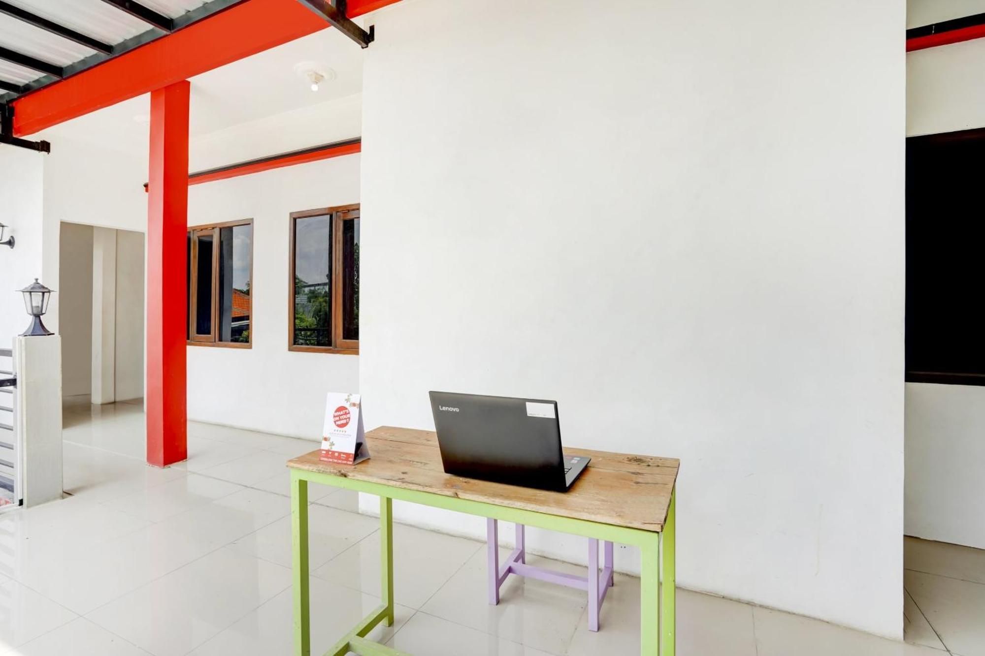 Super Oyo 3702 Homestay Bougenville Syariah Lamongan Экстерьер фото
