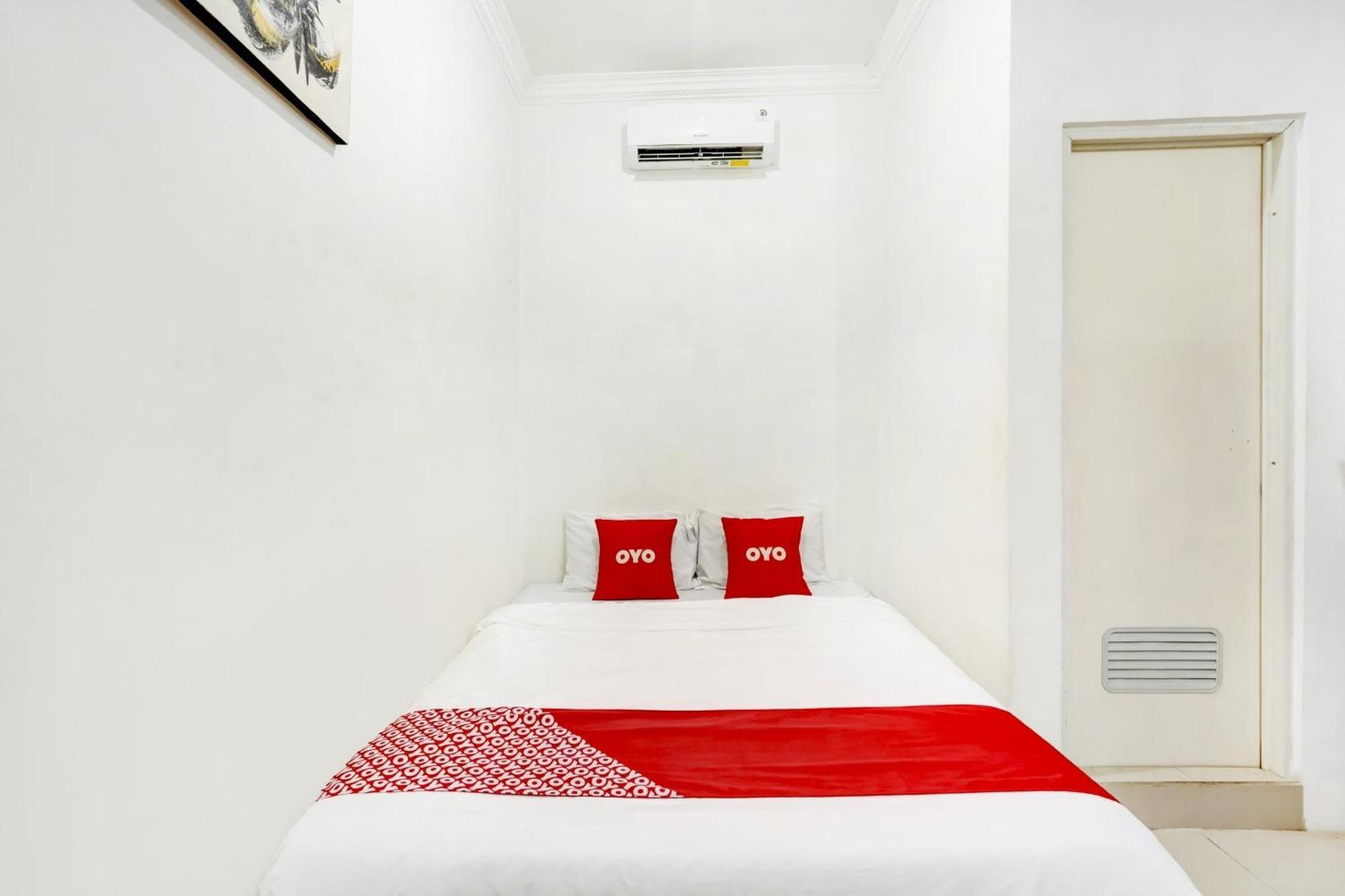 Super Oyo 3702 Homestay Bougenville Syariah Lamongan Экстерьер фото