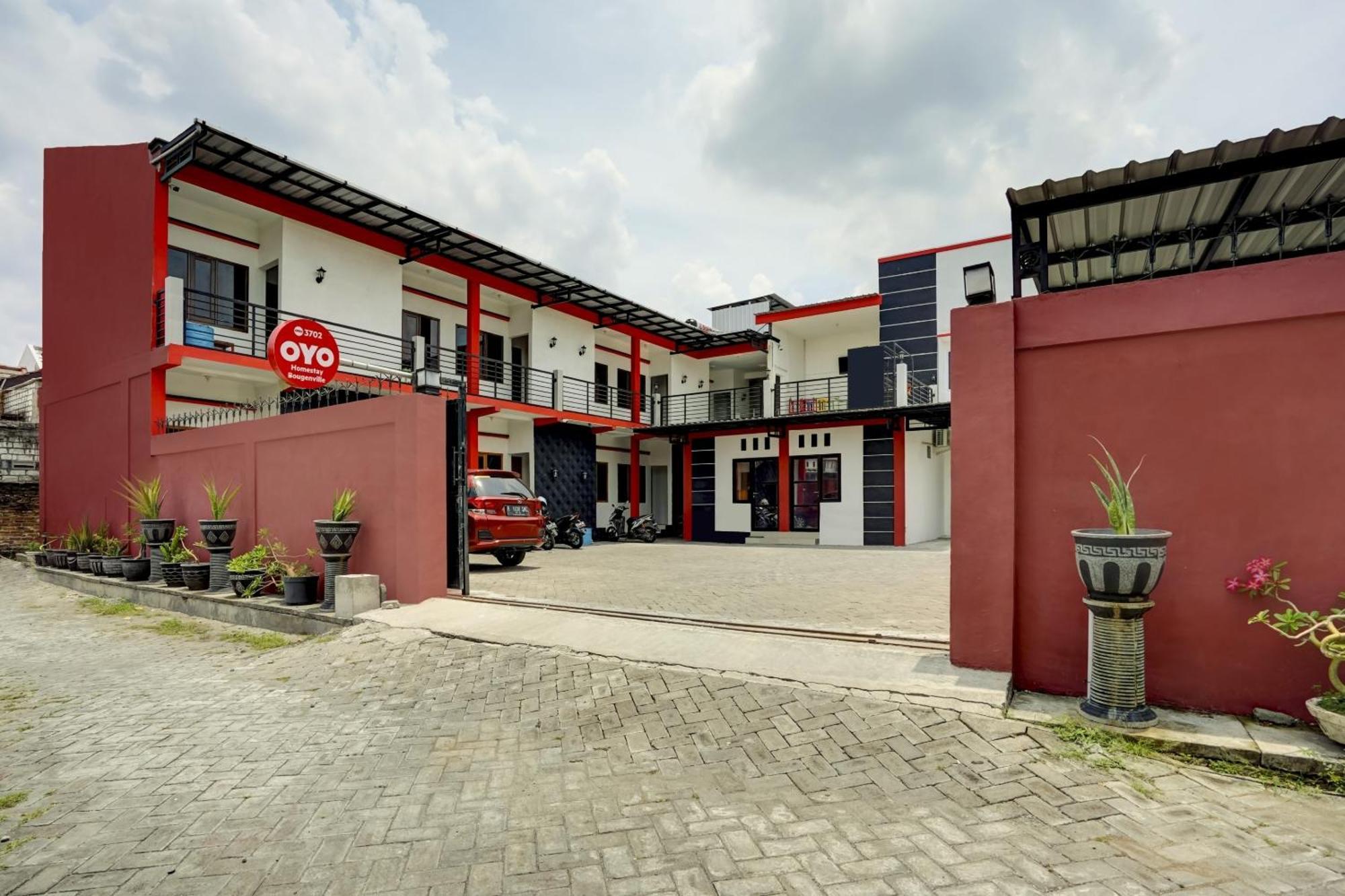 Super Oyo 3702 Homestay Bougenville Syariah Lamongan Экстерьер фото