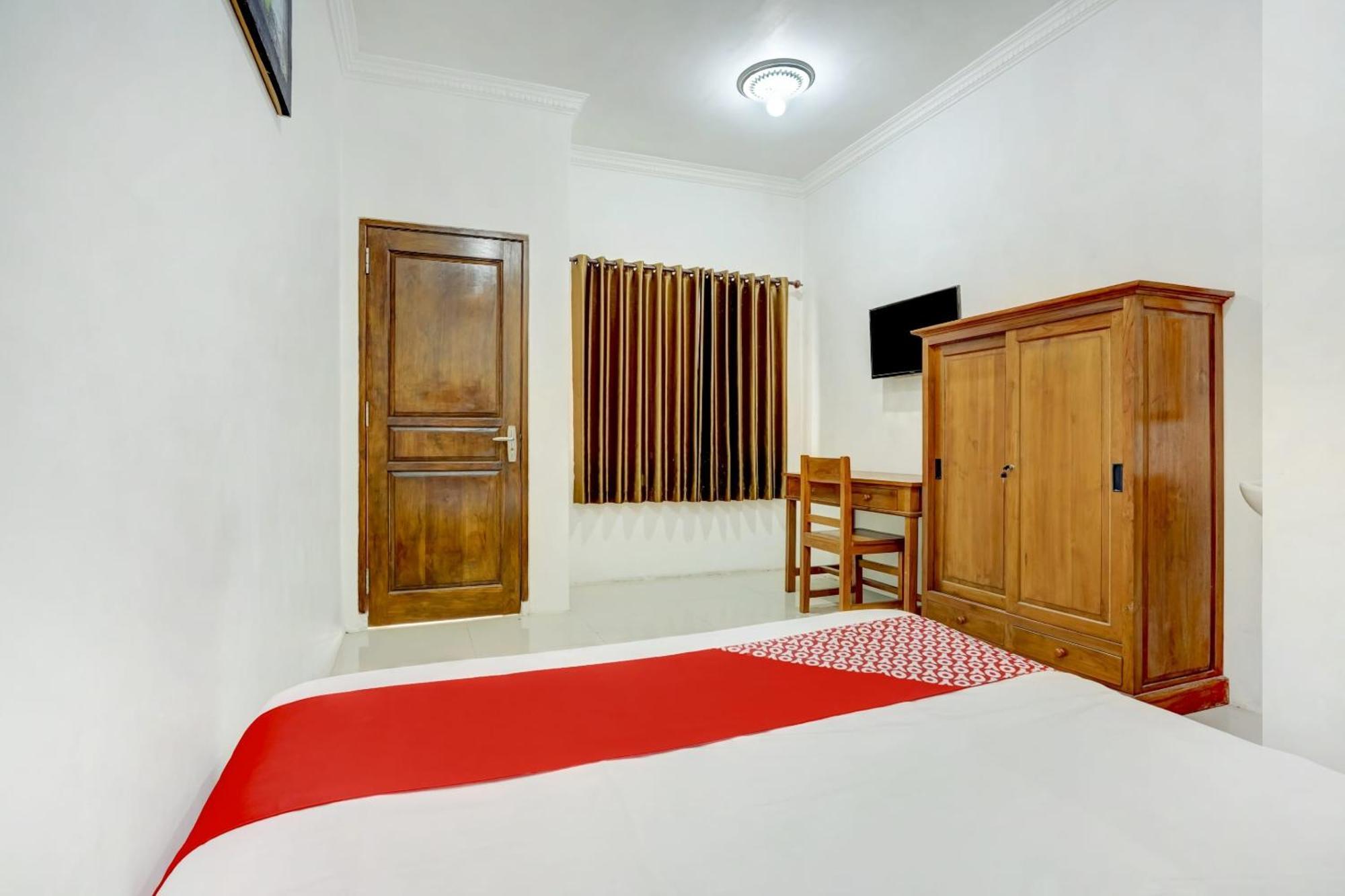 Super Oyo 3702 Homestay Bougenville Syariah Lamongan Экстерьер фото