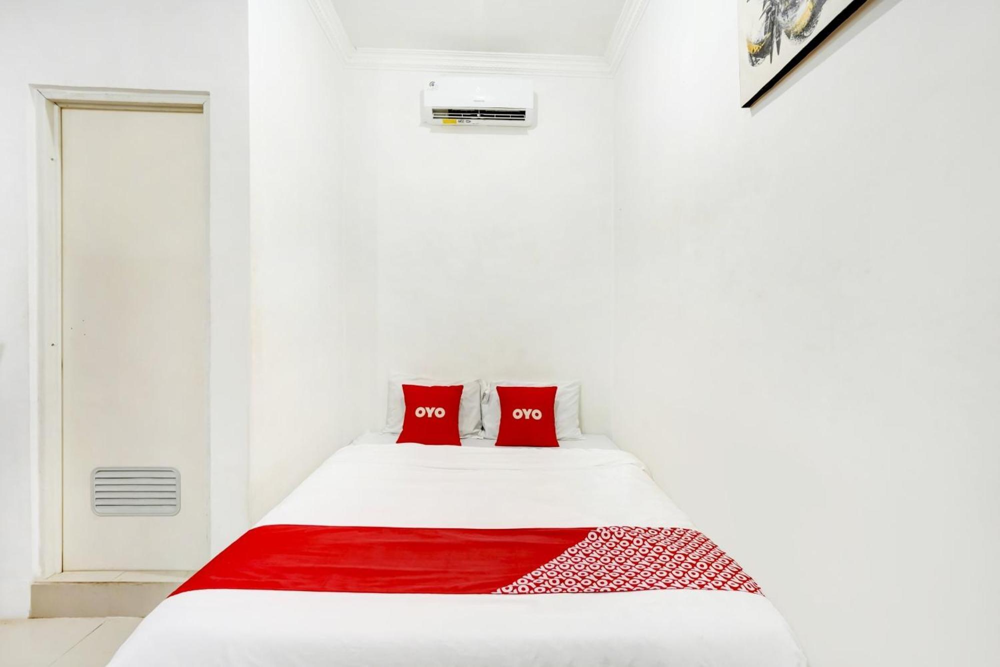 Super Oyo 3702 Homestay Bougenville Syariah Lamongan Экстерьер фото