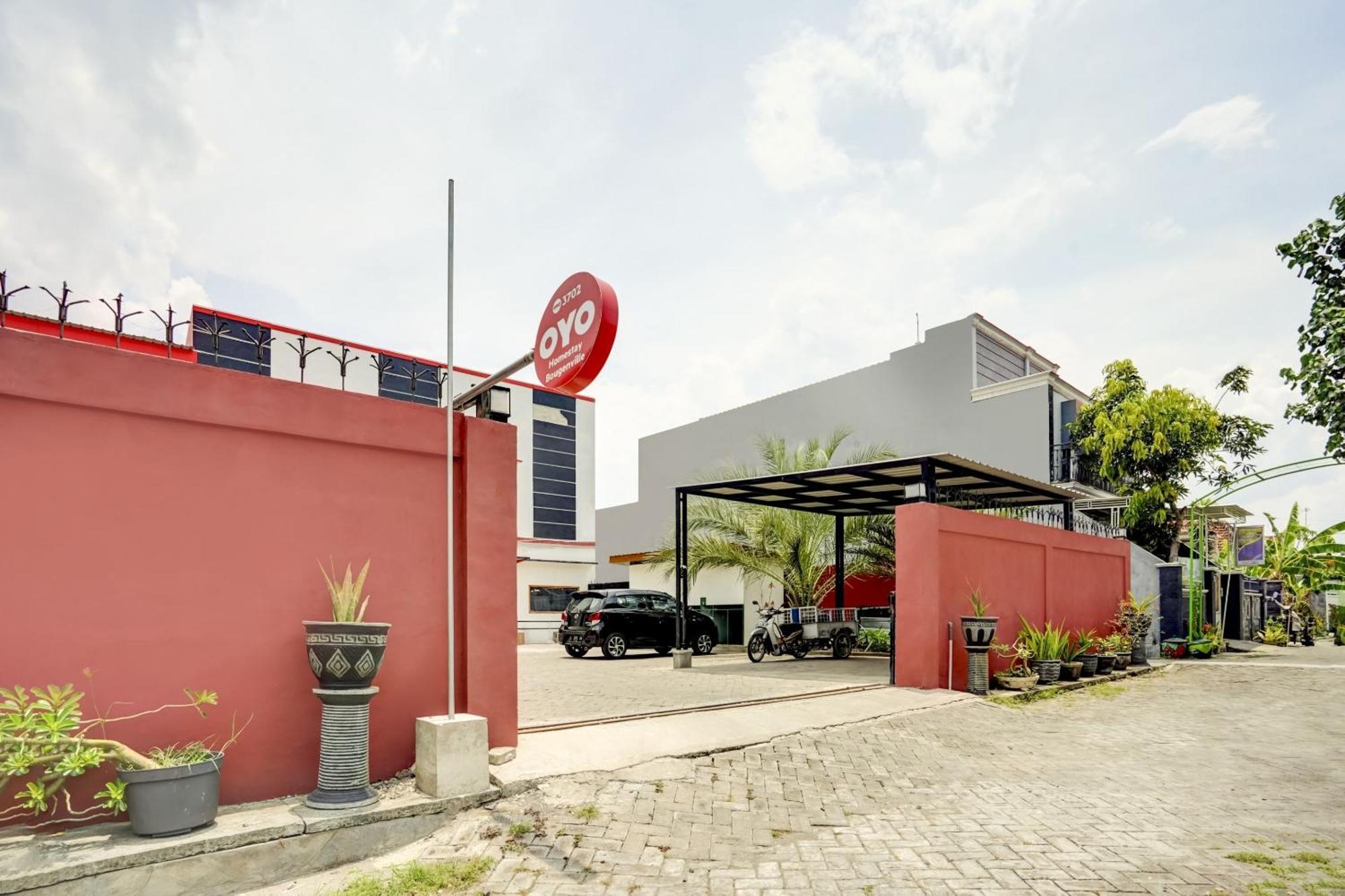 Super Oyo 3702 Homestay Bougenville Syariah Lamongan Экстерьер фото